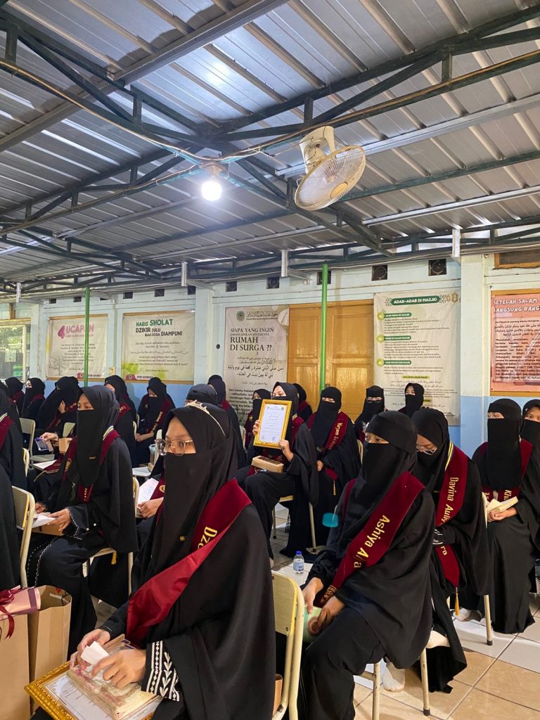 Santri putri Pesantren Islam Hidayatunnajah mengikuti prosesi khidmat Wisuda Tahfidz Al-Qur'an ke-6 tahun 2026.