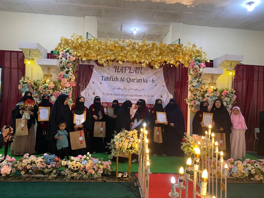 Santri putri Pesantren Islam Hidayatunnajah mengikuti prosesi khidmat Wisuda Tahfidz Al-Qur'an ke-6 tahun 2026.