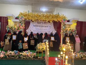 Santri putri Pesantren Islam Hidayatunnajah mengikuti prosesi khidmat Wisuda Tahfidz Al-Qur'an ke-6 tahun 2026.