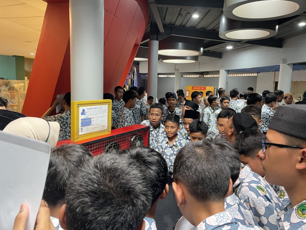 Gambar saat ini: Santri Ikhwan Mengikuti Outing Class Pesantren Islam Hidayatunnajah di Bandung