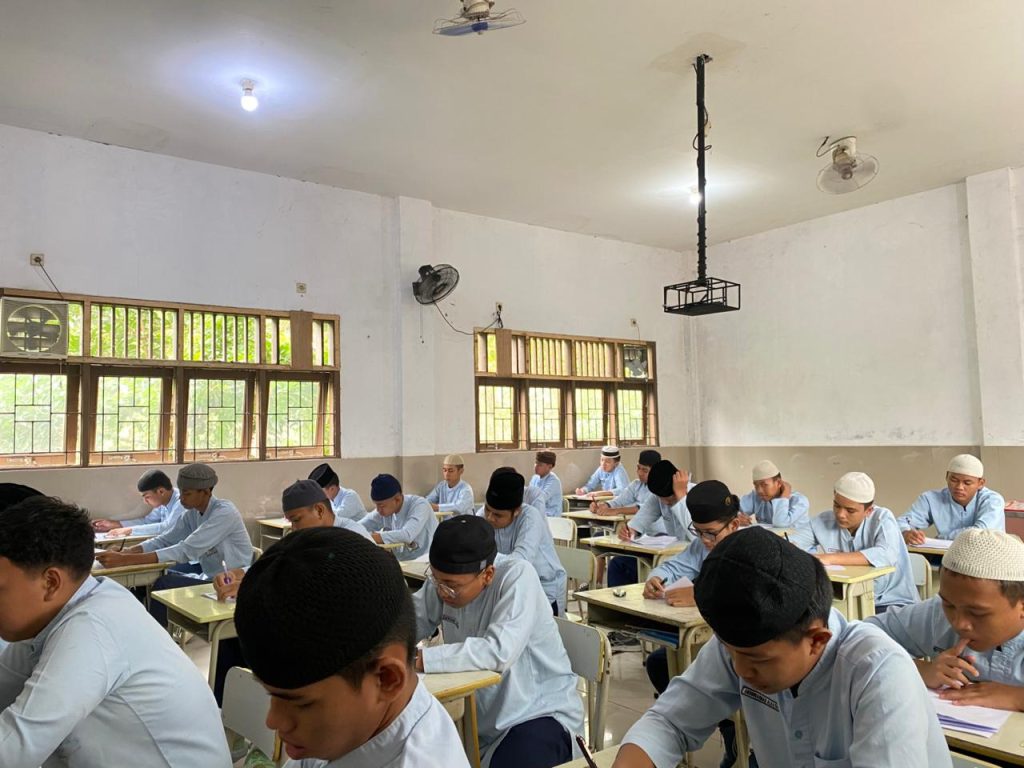 Gambar saat ini: Suasana ujian tulis SAT santri TMI Pesantren Islam Hidayatunnajah 2026