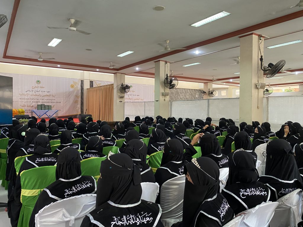 "Prosesi khidmat Wisuda TMI An-Najah Angkatan 18 di Bekasi"